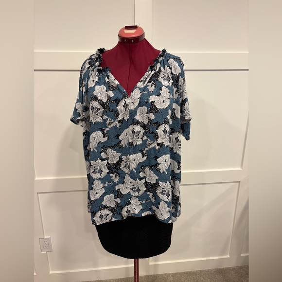 🍀4 for $25🍀 

Cold shoulder blouse - Picture 2 of 12